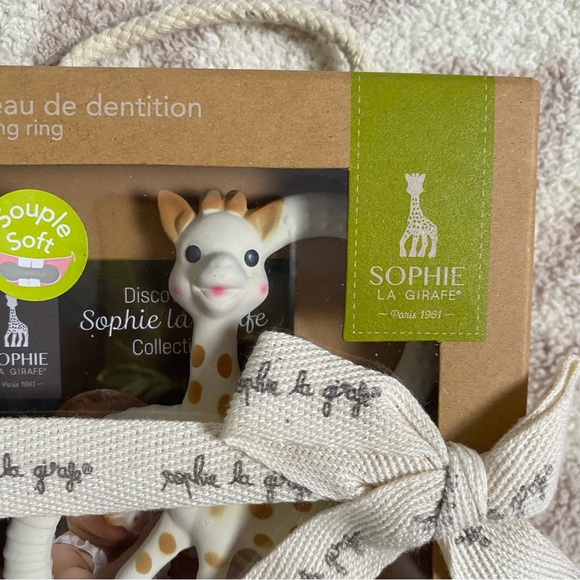 Sophie La Girafe Teething Ring - Picture 3 of 7